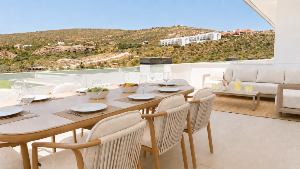 Terraza amueblada con comedor y zona de estar en Manilva, Costa del Sol