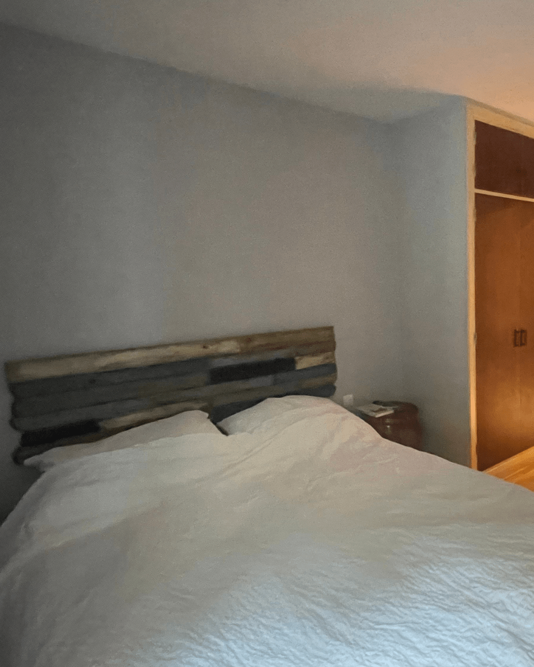 Dormitorio principal contemporáneo y cálido — Estado inicial 1