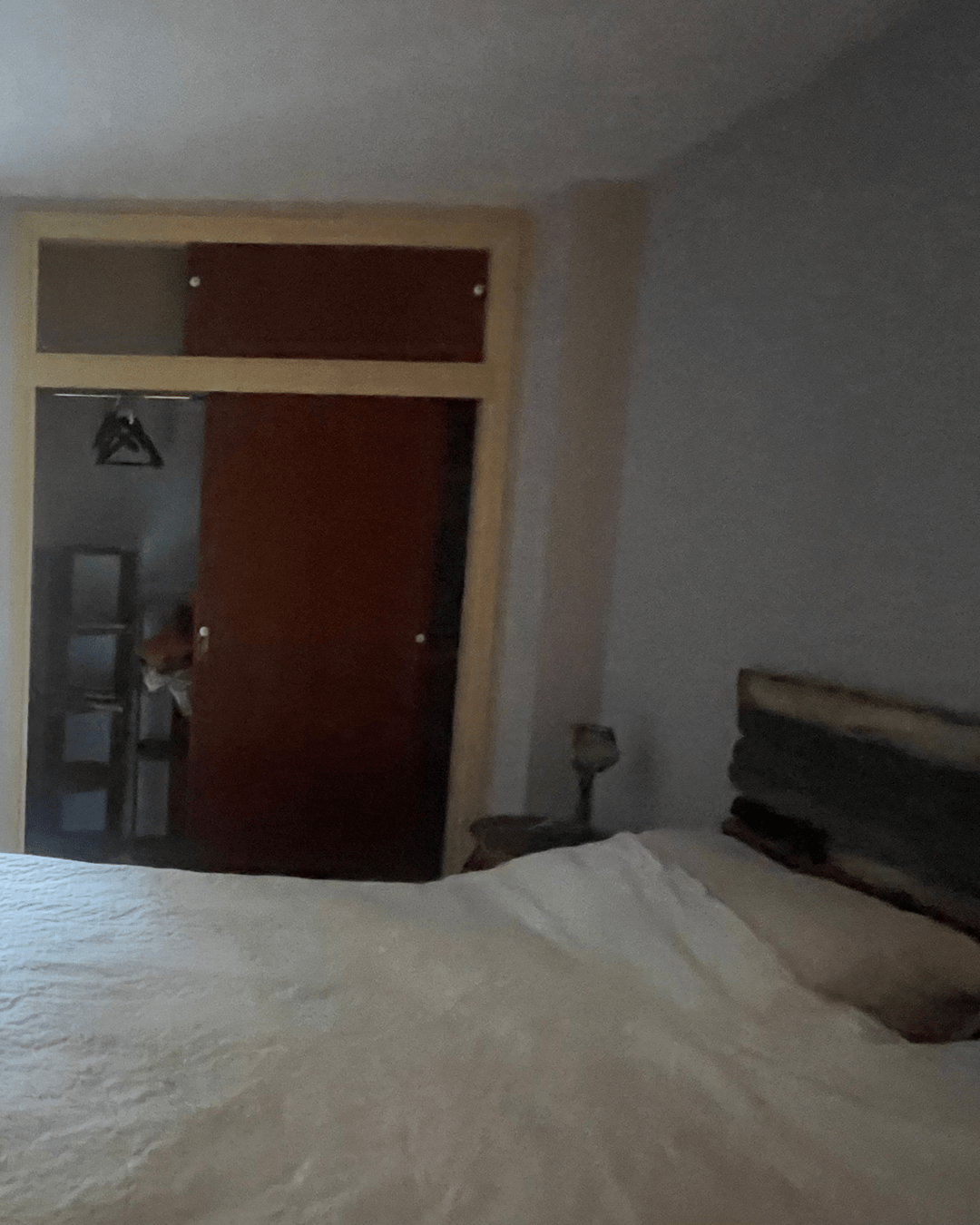 Dormitorio principal contemporáneo y cálido — Estado inicial 2