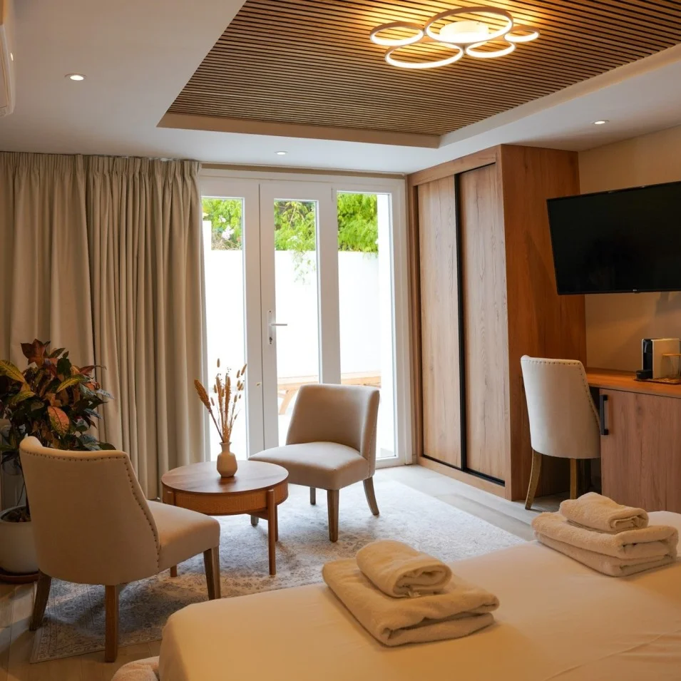 Zona común de hotel mediterráneo con mobiliario orgánico y materiales texturados