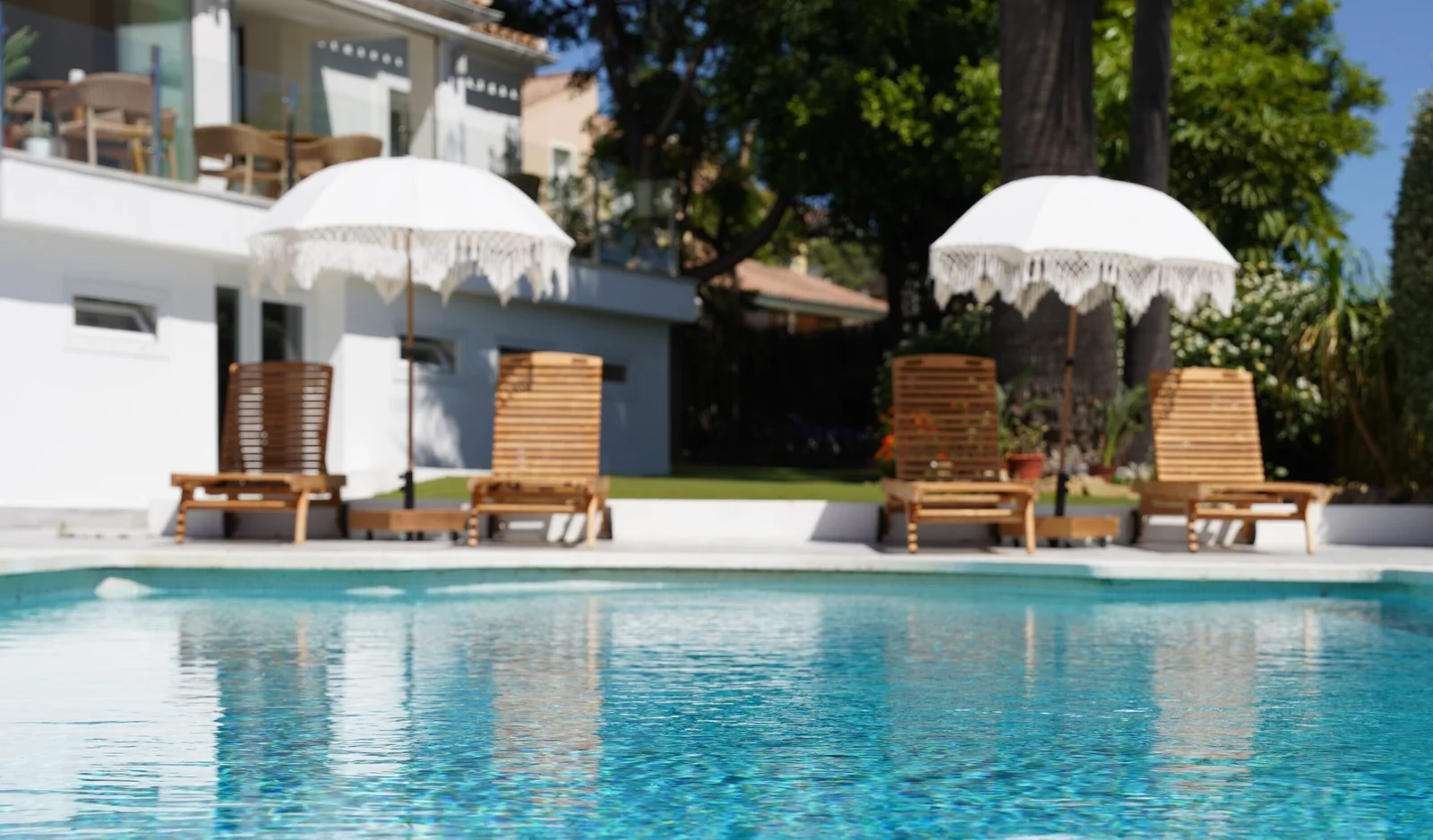 Habitación de hotel boutique en tonos neutros con mobiliario a medida