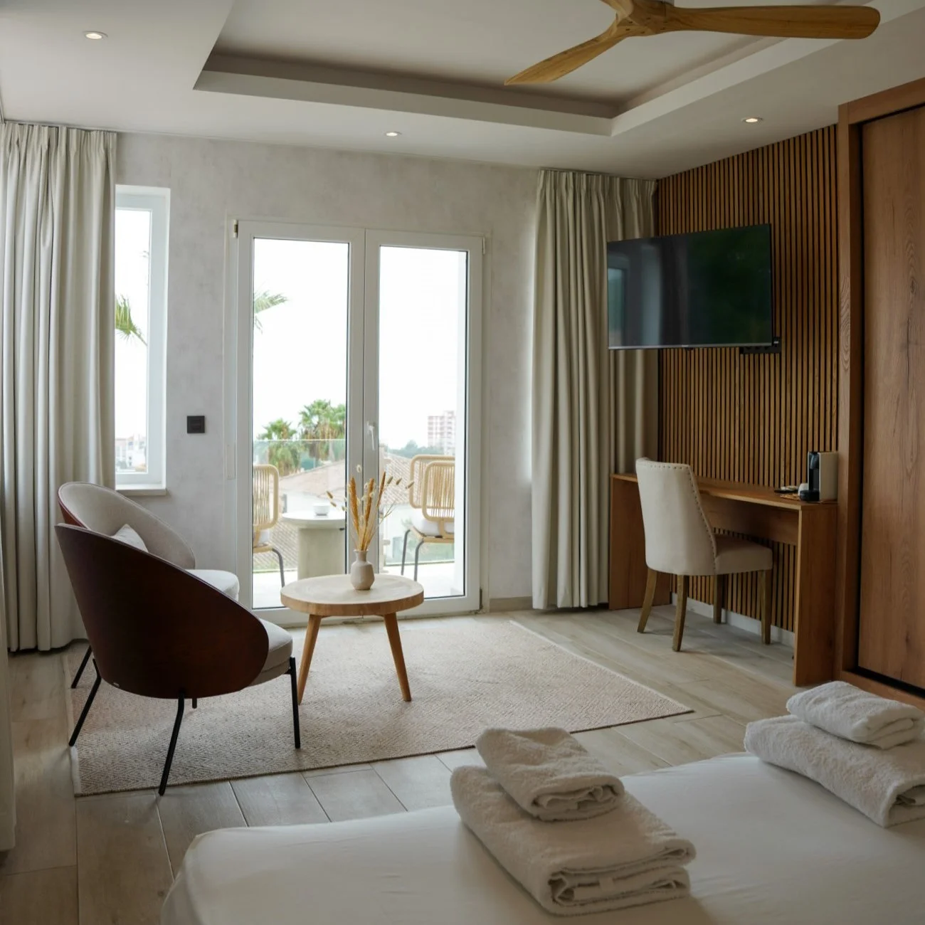 Interior de hotel boutique con materiales naturales y mobiliario a medida