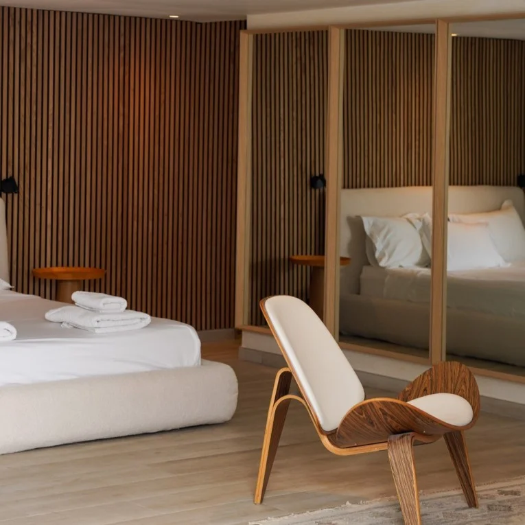Salón de hotel contemporáneo con iluminación por capas en la Costa del Sol