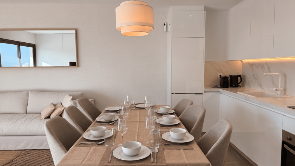 Comedor de tonos neutros junto a la cocina en Manilva
