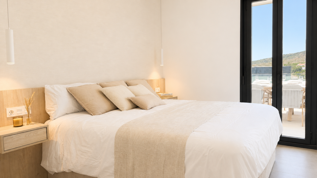 Dormitorio luminoso con cama tapizada y acceso a la terraza en Manilva