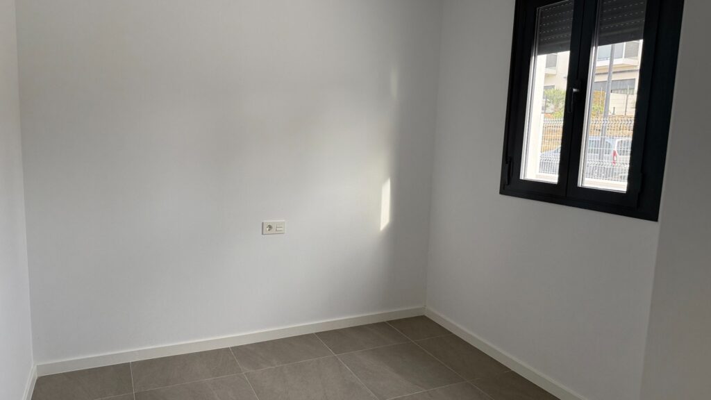 Dormitorio sin amueblar con ventana antes del proyecto en Manilva