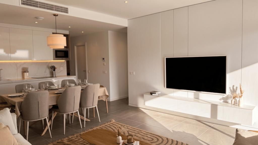 Salón comedor abierto con mueble de televisión en Manilva