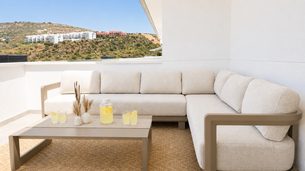 Sofá exterior y mesa con limonada en la terraza de Manilva