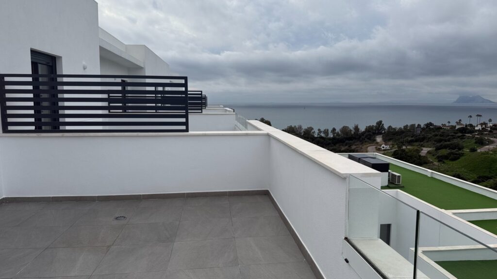 Terraza sin amueblar con vistas al mar antes del proyecto en Manilva