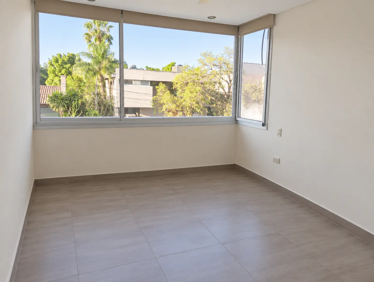 Diseño de dormitorio luminoso con ventana esquinera y vistas al jardín | Bright bedroom design with corner window and garden views
