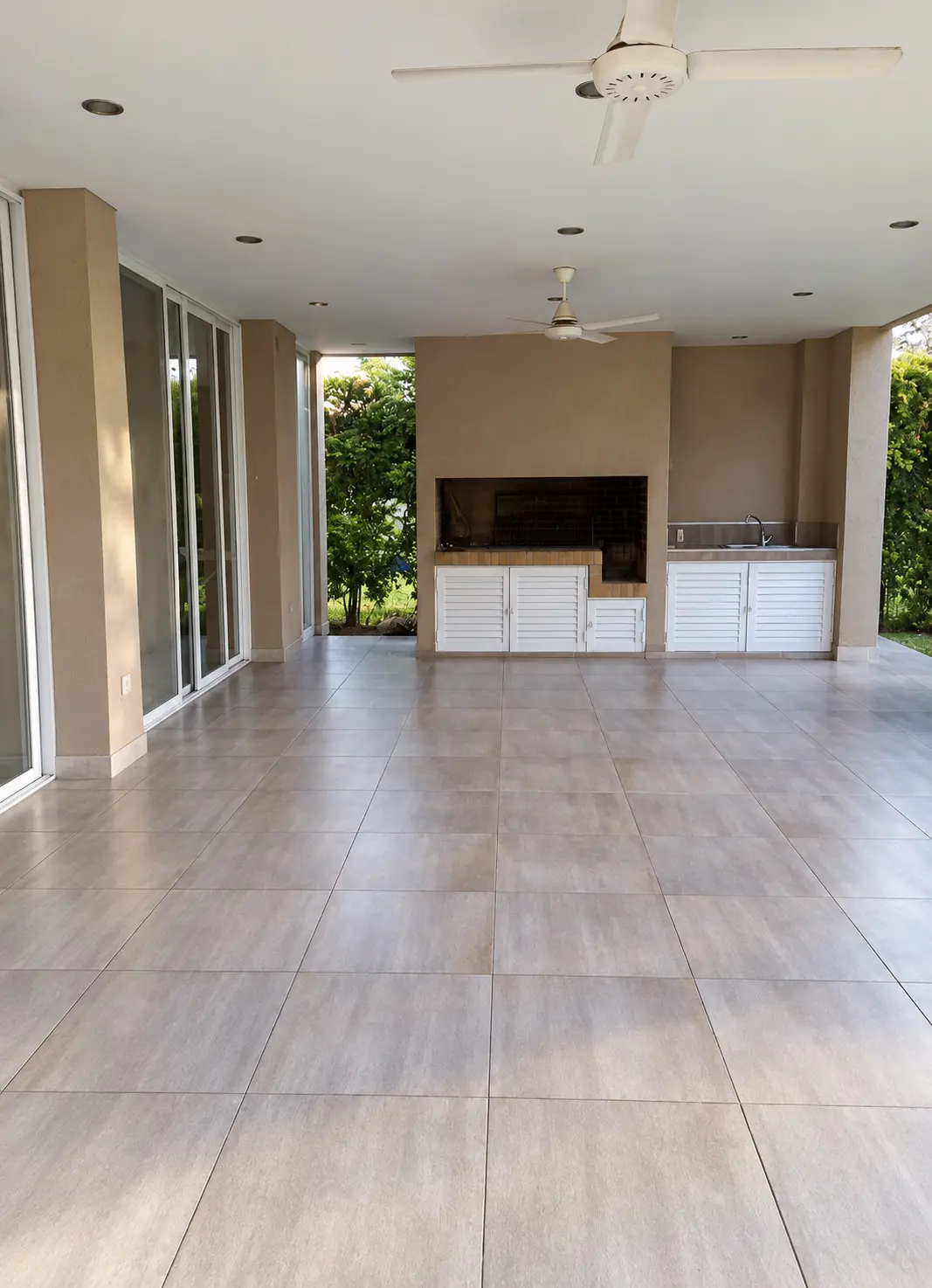 Diseño de terraza cubierta con cocina exterior y zona de barbacoa | Covered terrace design with outdoor kitchen and barbecue area