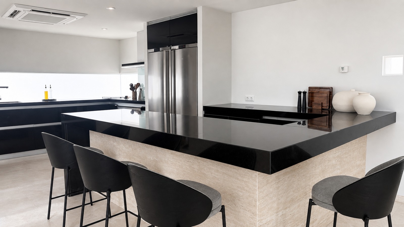 Salón terminado de Golden Hour Residence con iluminación por capas y detalles a medida
