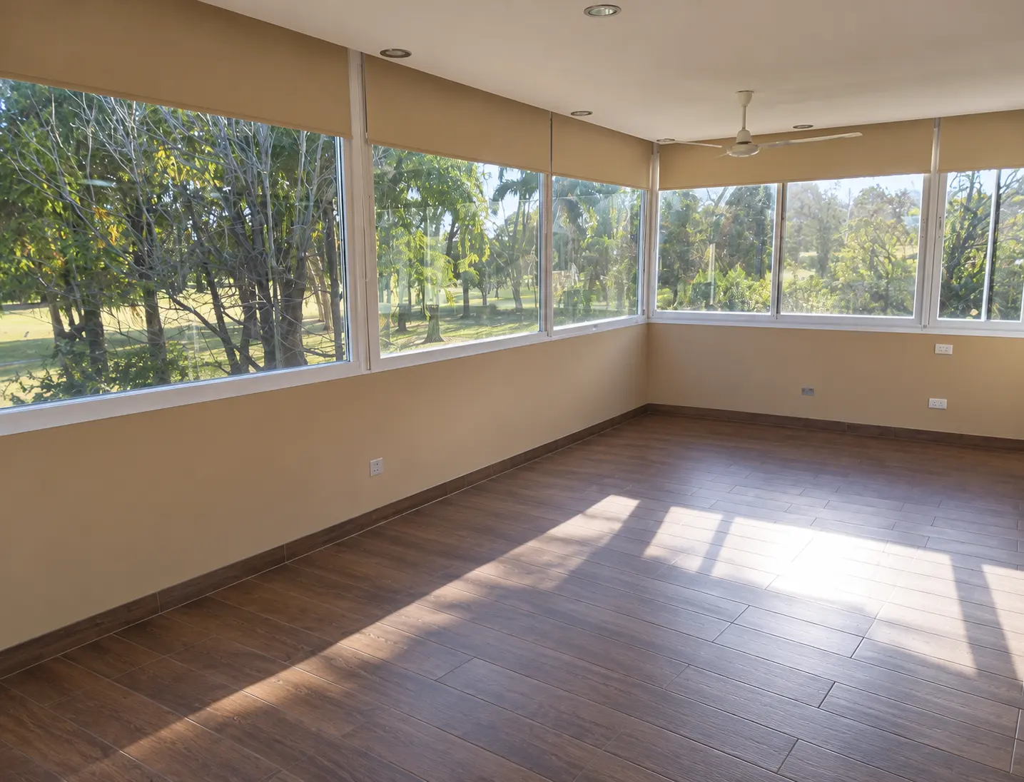 Diseño de sala acristalada luminosa con vistas al jardín | Bright sunroom design with garden views
