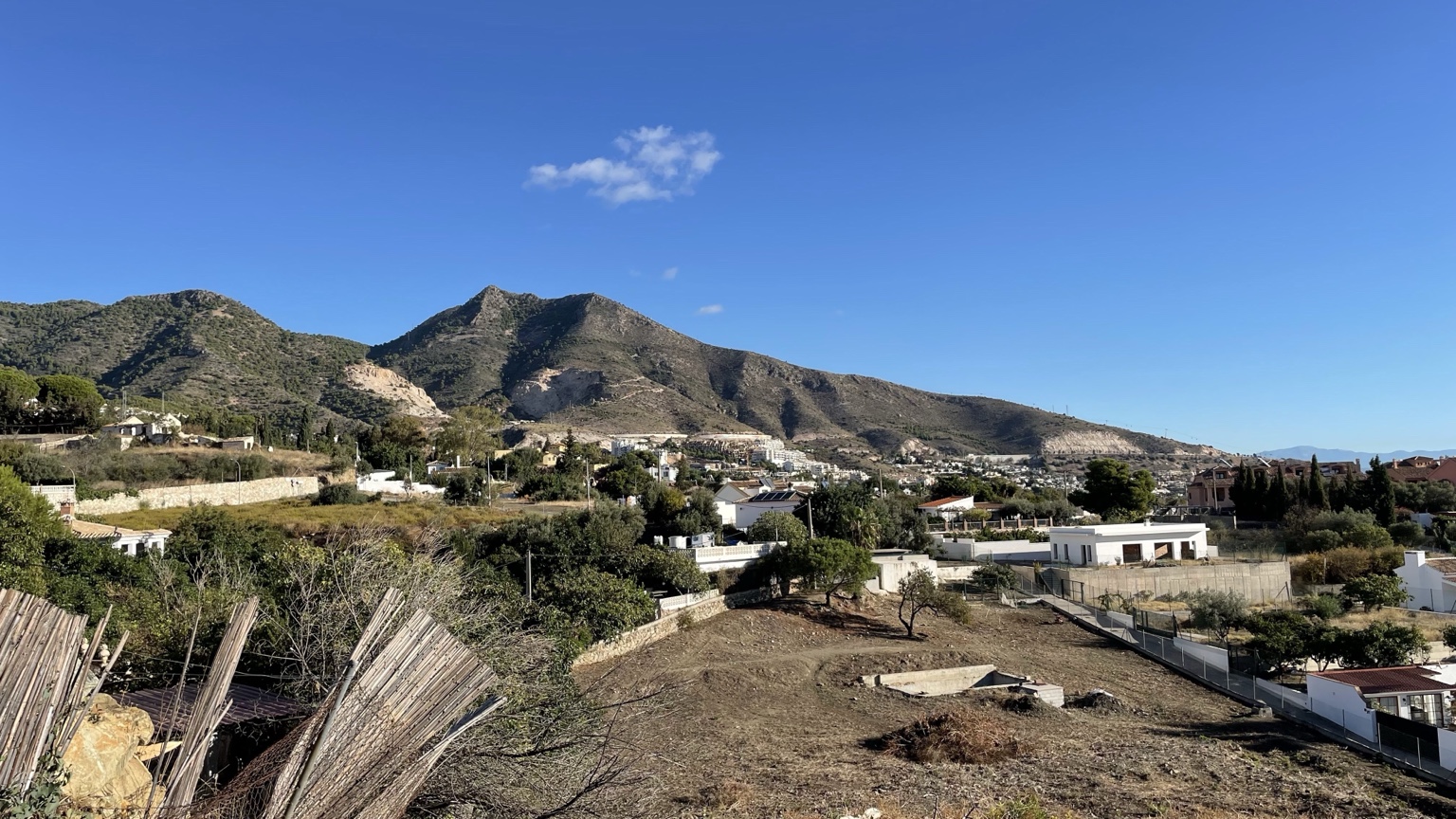 Existing terrain and mountain surroundings of the glamping project.